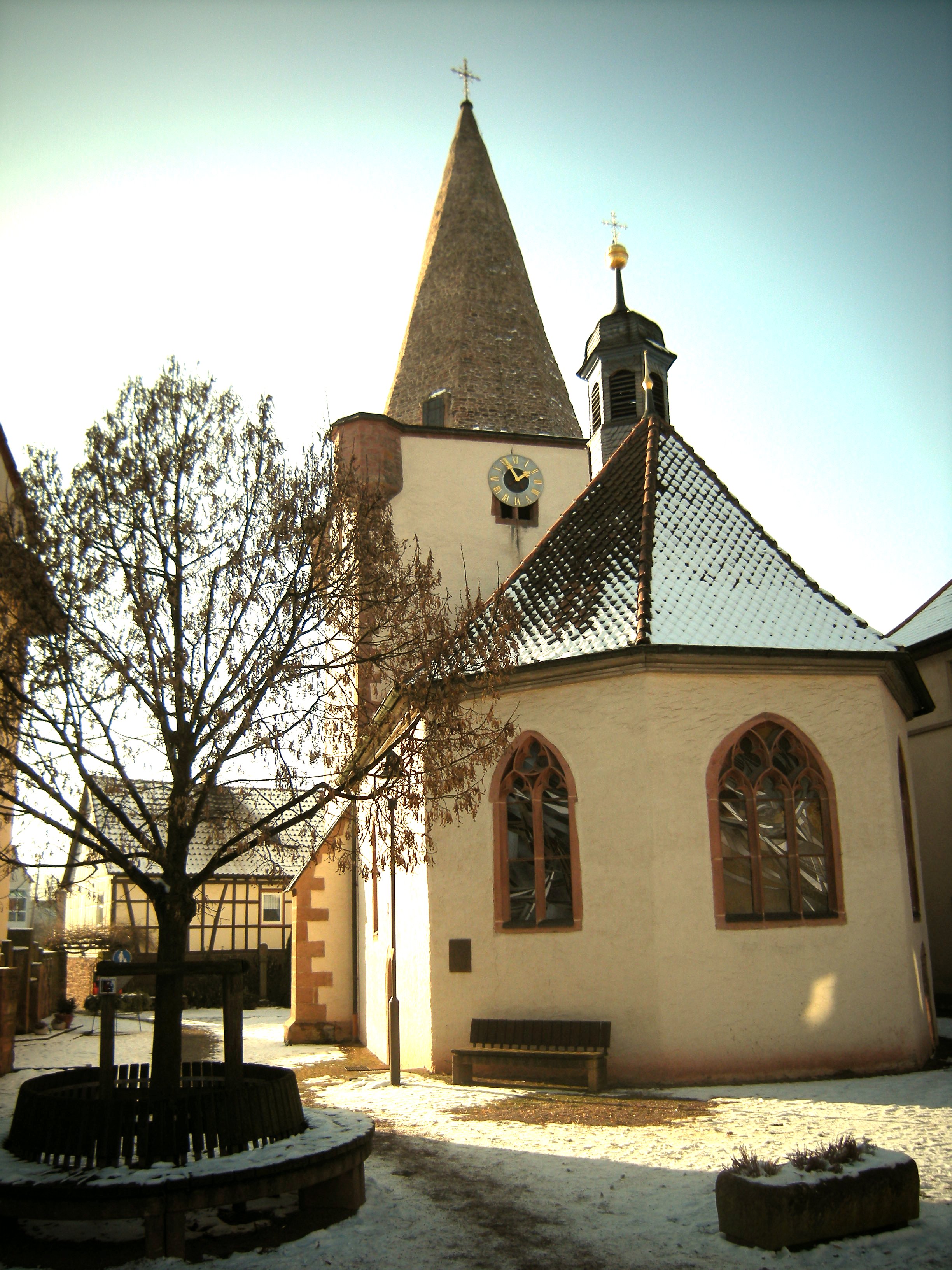 Die römisch-katholische, denkmalgeschützte alte Pfarrkirche, die Kapelle St. Lukas, steht in Schöllkrippen